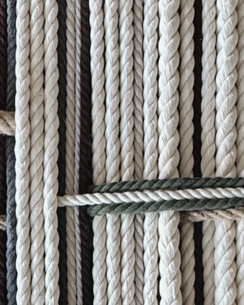 Detail of Iguén de Guaraguao: vertical white ropes bound by a dark wrap